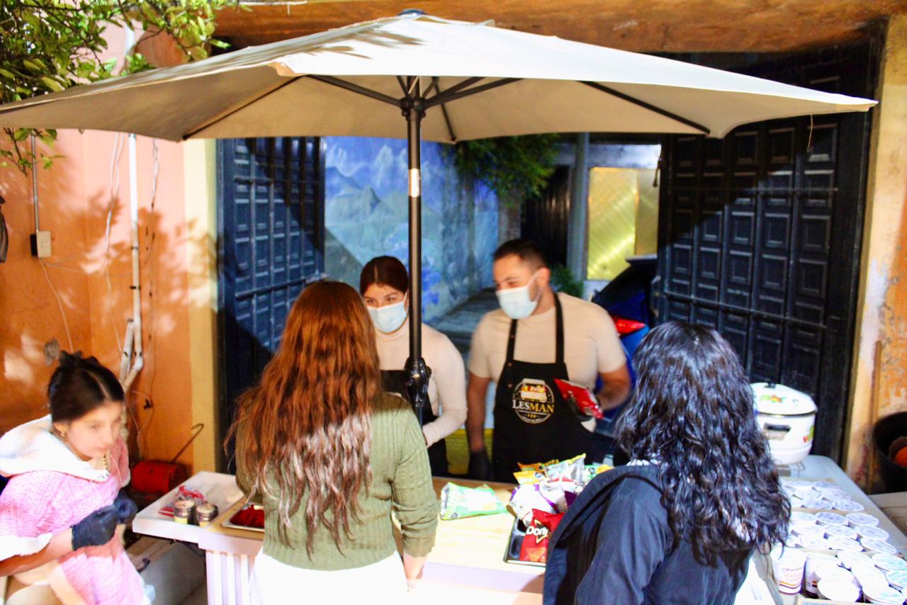 Ambiente del evento con invitados junto al carrito LESMAN