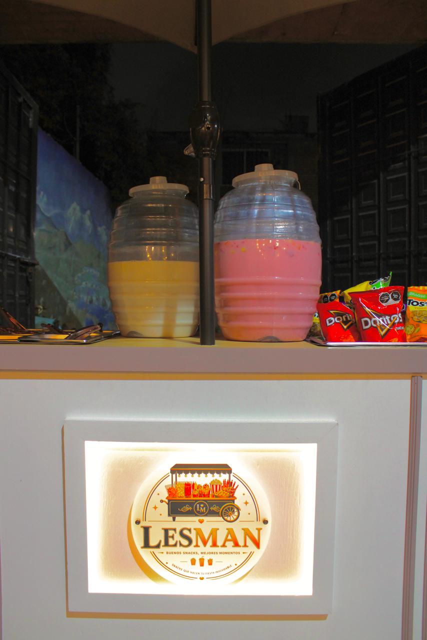 Montaje del carrito LESMAN con aguas frescas y botanas