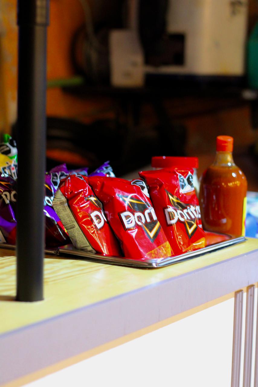 Doritos y salsa picante en charola de presentación