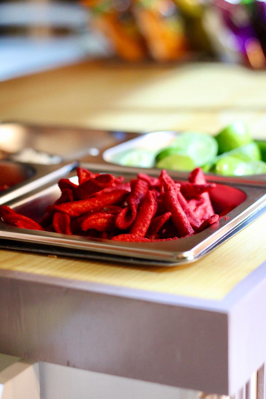 Detalle de Takis y limón en la estación de toppings