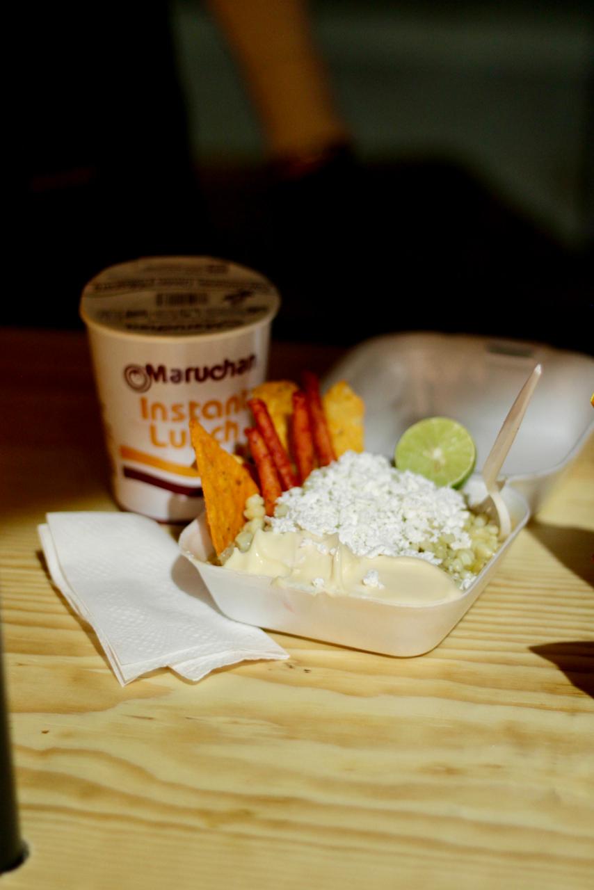 Vaso de esquites estilo Maruchan con queso y limón