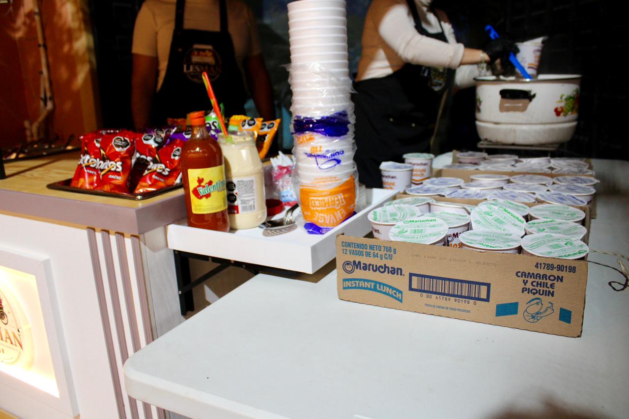 Insumos del carrito: cajas de Maruchan, vasos y salsas