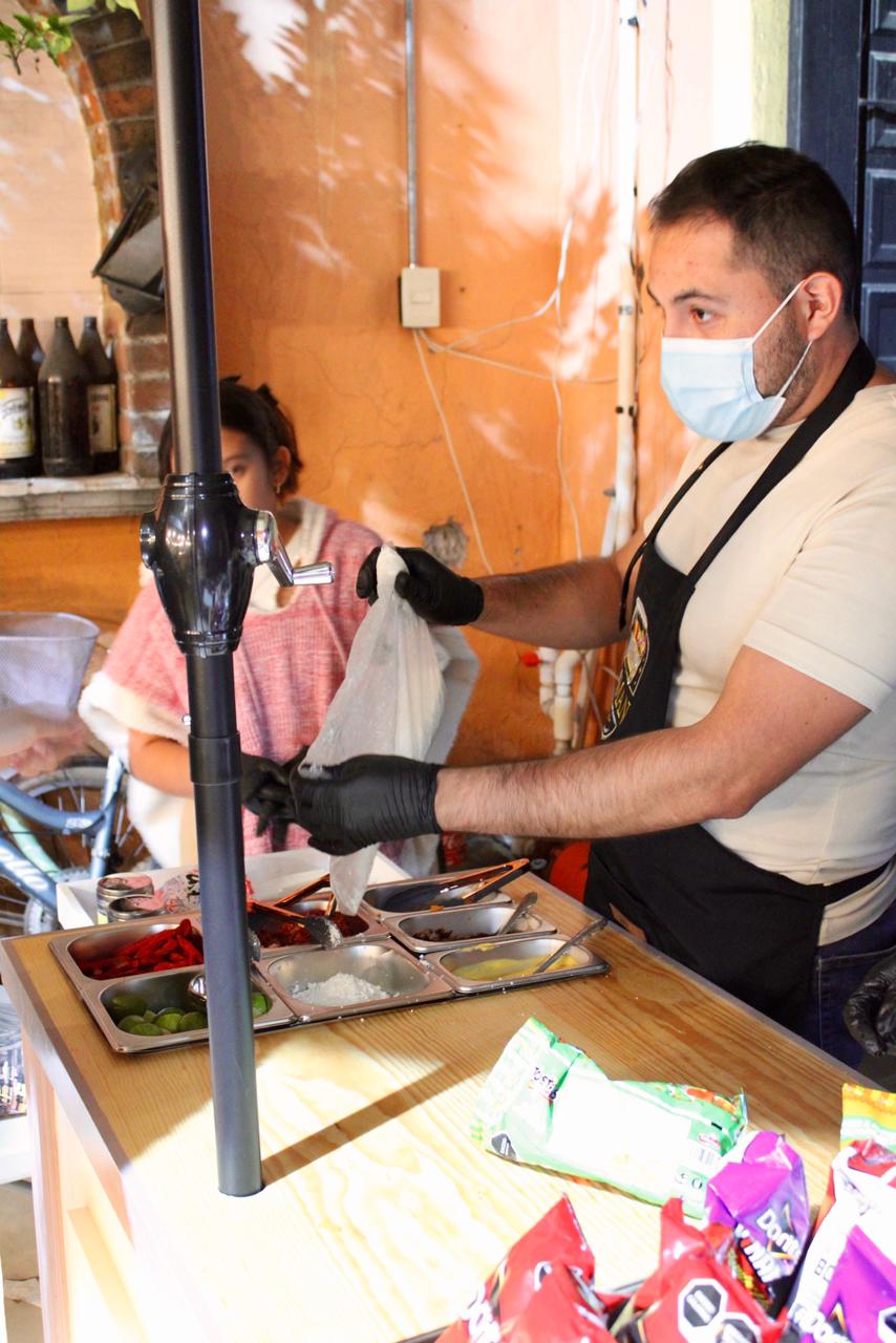 Staff de LESMAN preparando insumos en el carrito